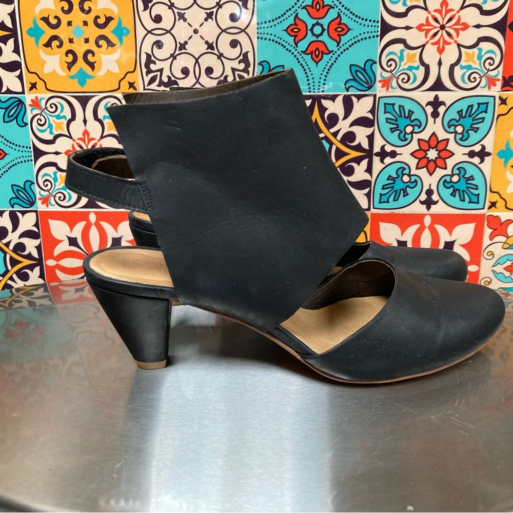 Coclico 36 Black Leather kitten Heels